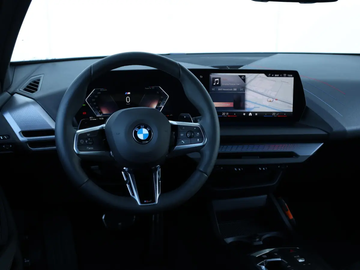 120 M Sport Design Edition M Sportpakket/ Stuurwielrand verwarmd/ Achteruitrijcamera/ Getint Glas/ Sportstoelen/ Driving Assistant