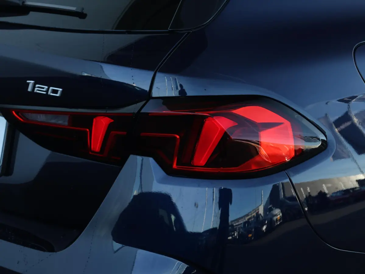 120 M Sport Design Edition M Sportpakket/ Stuurwielrand verwarmd/ Achteruitrijcamera/ Getint Glas/ Sportstoelen/ Stoelverwarming/ Driving Assistant