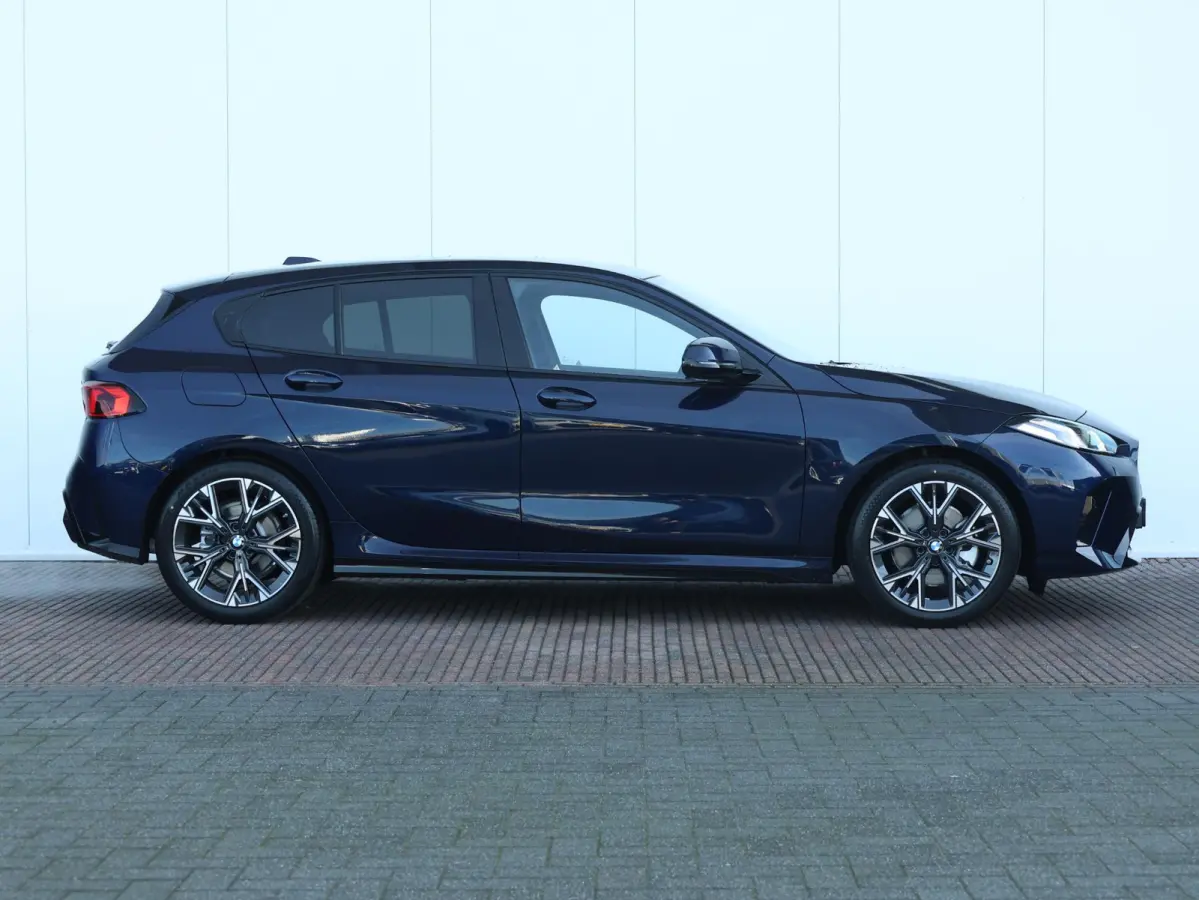 120 M Sport Design Edition M Sportpakket/ Stuurwielrand verwarmd/ Achteruitrijcamera/ Getint Glas/ Sportstoelen/ Stoelverwarming/ Driving Assistant