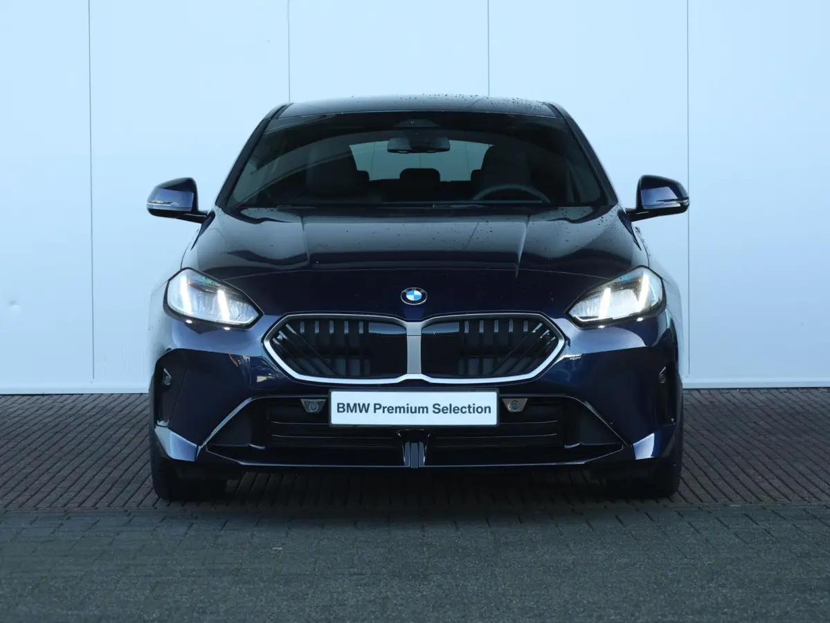 120 M Sport Design Edition M Sportpakket/ Stuurwielrand verwarmd/ Achteruitrijcamera/ Getint Glas/ Sportstoelen/ Stoelverwarming/ Driving Assistant