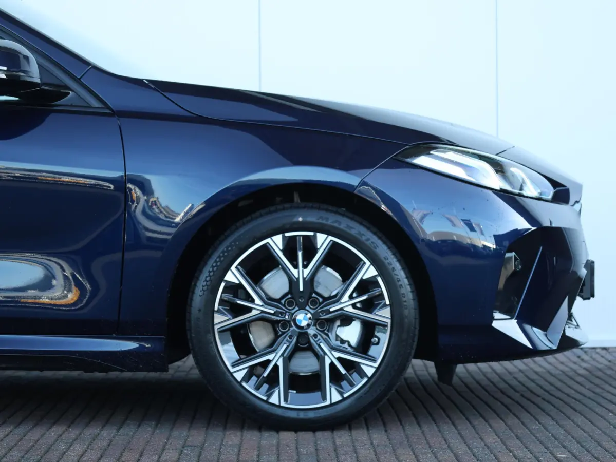 120 M Sport Design Edition M Sportpakket/ Stuurwielrand verwarmd/ Achteruitrijcamera/ Getint Glas/ Sportstoelen/ Stoelverwarming/ Driving Assistant