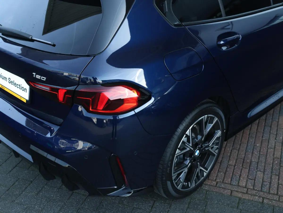 120 M Sport Design Edition M Sportpakket/ Stuurwielrand verwarmd/ Achteruitrijcamera/ Getint Glas/ Sportstoelen/ Stoelverwarming/ Driving Assistant