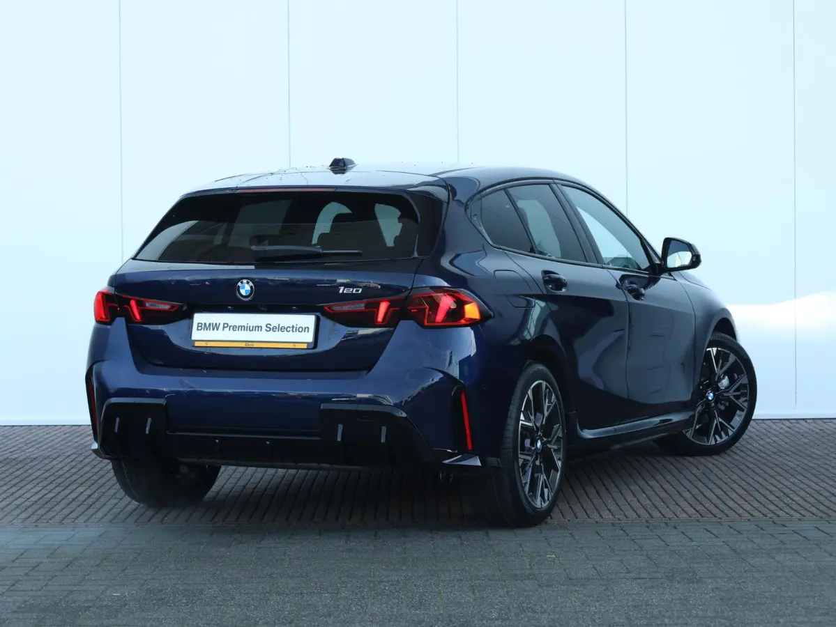 120 M Sport Design Edition M Sportpakket/ Stuurwielrand verwarmd/ Achteruitrijcamera/ Getint Glas/ Sportstoelen/ Stoelverwarming/ Driving Assistant