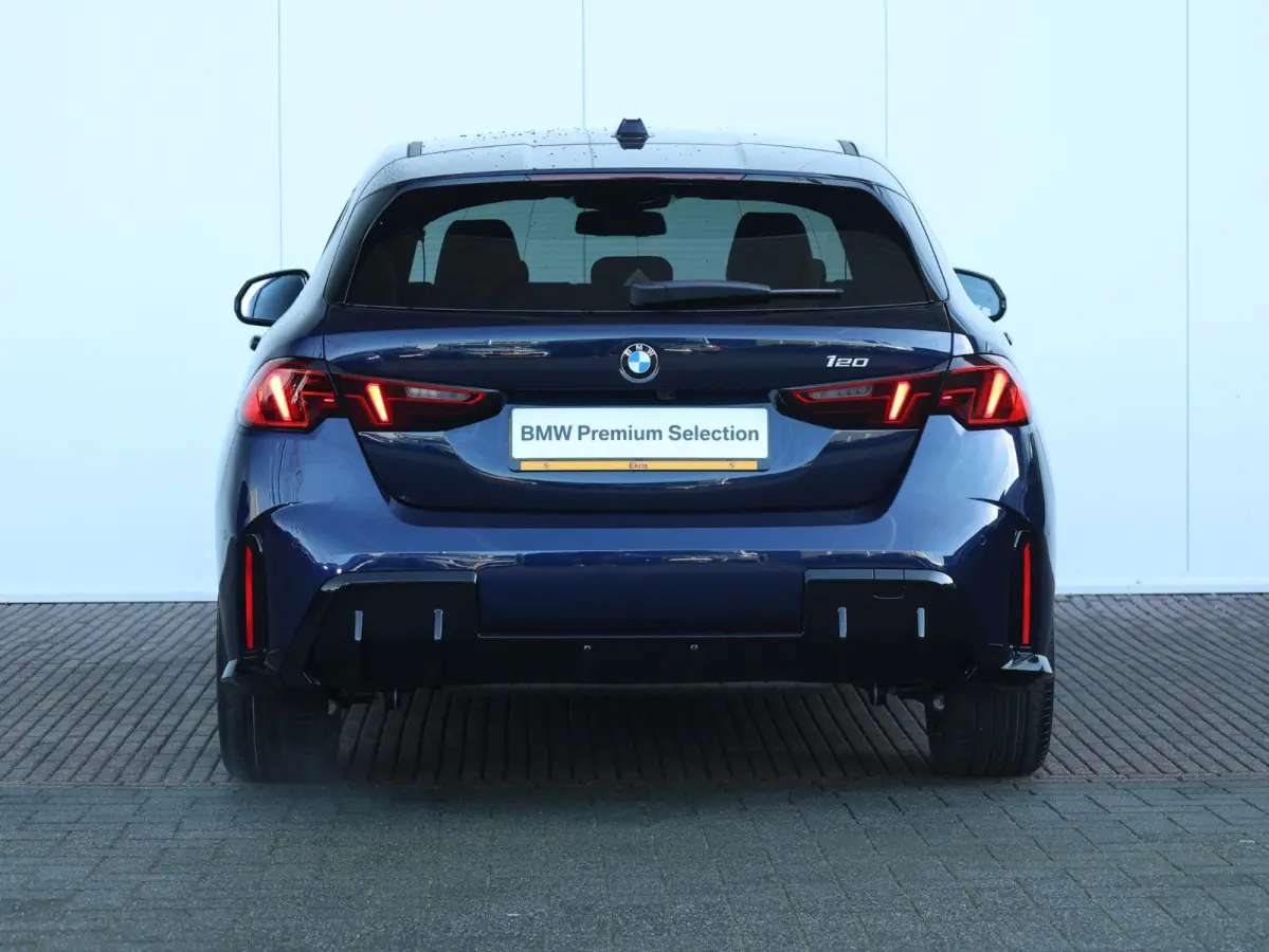 120 M Sport Design Edition M Sportpakket/ Stuurwielrand verwarmd/ Achteruitrijcamera/ Getint Glas/ Sportstoelen/ Stoelverwarming/ Driving Assistant