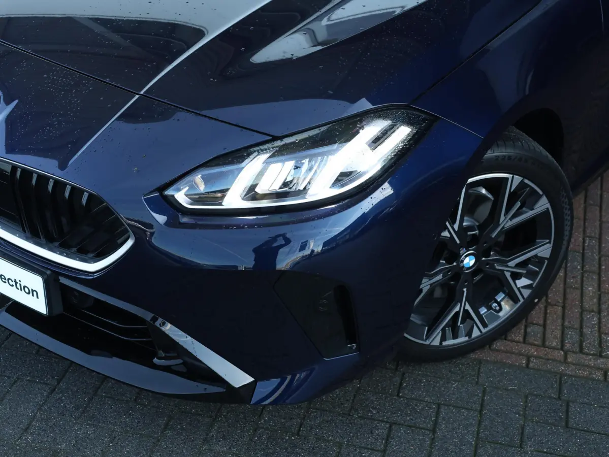 120 M Sport Design Edition M Sportpakket/ Stuurwielrand verwarmd/ Achteruitrijcamera/ Getint Glas/ Sportstoelen/ Stoelverwarming/ Driving Assistant