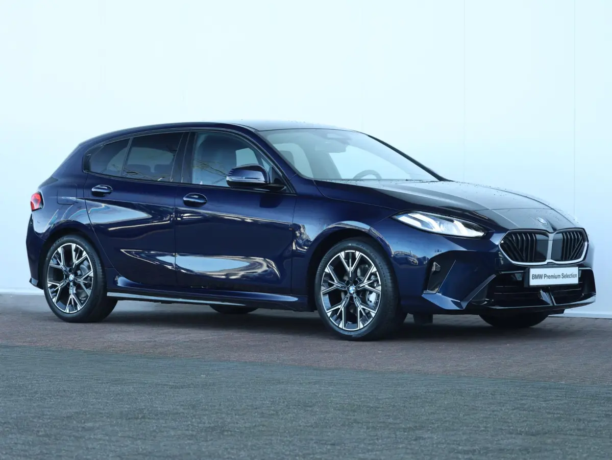 120 M Sport Design Edition M Sportpakket/ Stuurwielrand verwarmd/ Achteruitrijcamera/ Getint Glas/ Sportstoelen/ Stoelverwarming/ Driving Assistant