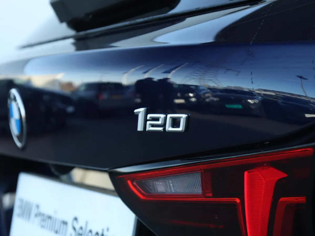 120 M Sport Design Edition M Sportpakket/ Stuurwielrand verwarmd/ Achteruitrijcamera/ Getint Glas/ Sportstoelen/ Stoelverwarming/ Driving Assistant