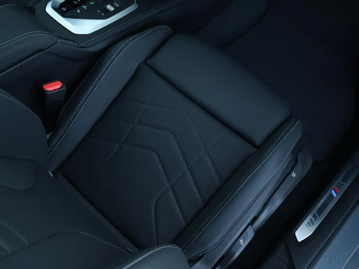 120 M Sport Design Edition M Sportpakket/ Stuurwielrand verwarmd/ Achteruitrijcamera/ Getint Glas/ Sportstoelen/ Stoelverwarming/ Driving Assistant
