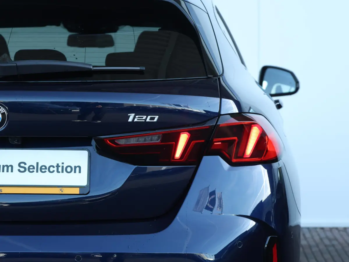 120 M Sport Design Edition M Sportpakket/ Stuurwielrand verwarmd/ Achteruitrijcamera/ Getint Glas/ Sportstoelen/ Stoelverwarming/ Driving Assistant