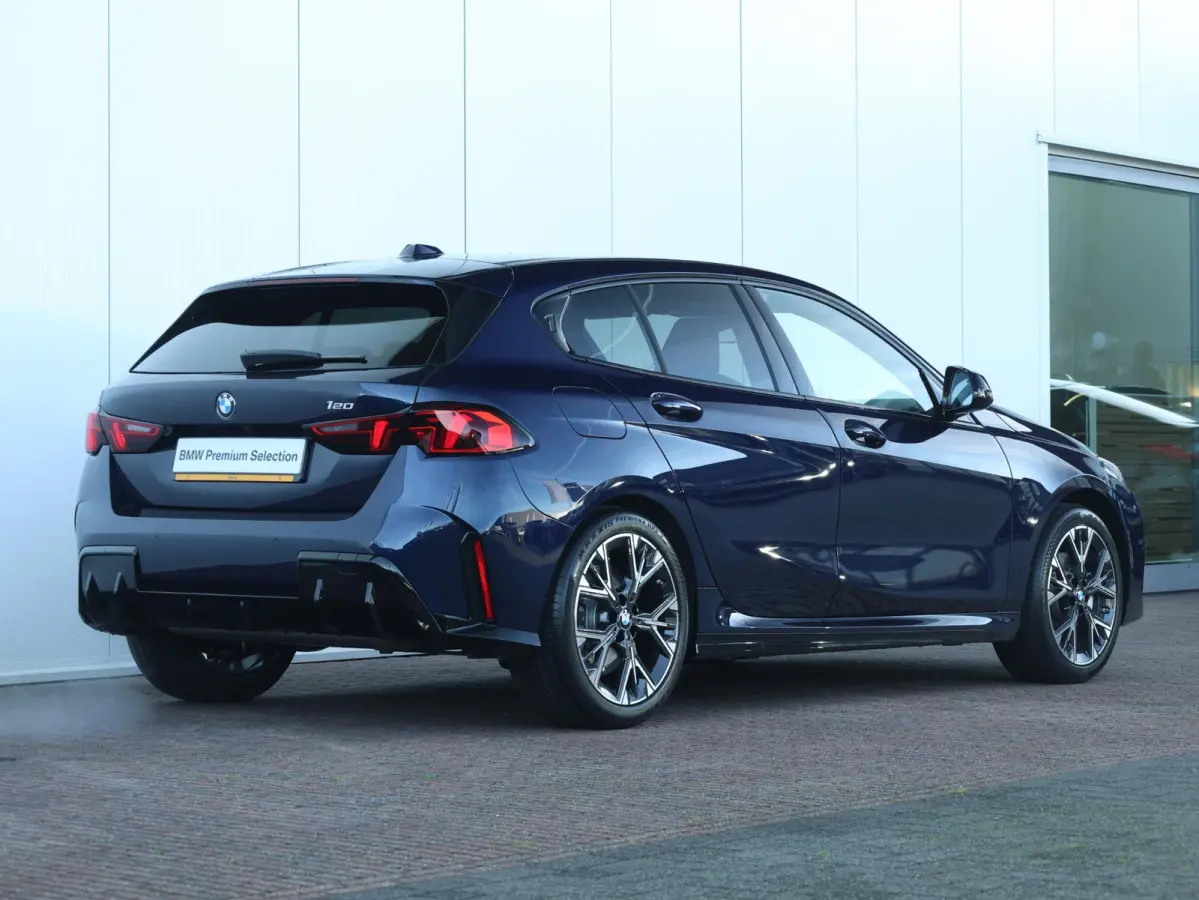120 M Sport Design Edition M Sportpakket/ Stuurwielrand verwarmd/ Achteruitrijcamera/ Getint Glas/ Sportstoelen/ Stoelverwarming/ Driving Assistant