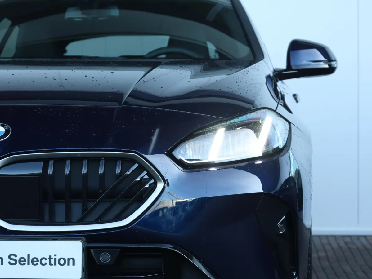 120 M Sport Design Edition M Sportpakket/ Stuurwielrand verwarmd/ Achteruitrijcamera/ Getint Glas/ Sportstoelen/ Stoelverwarming/ Driving Assistant