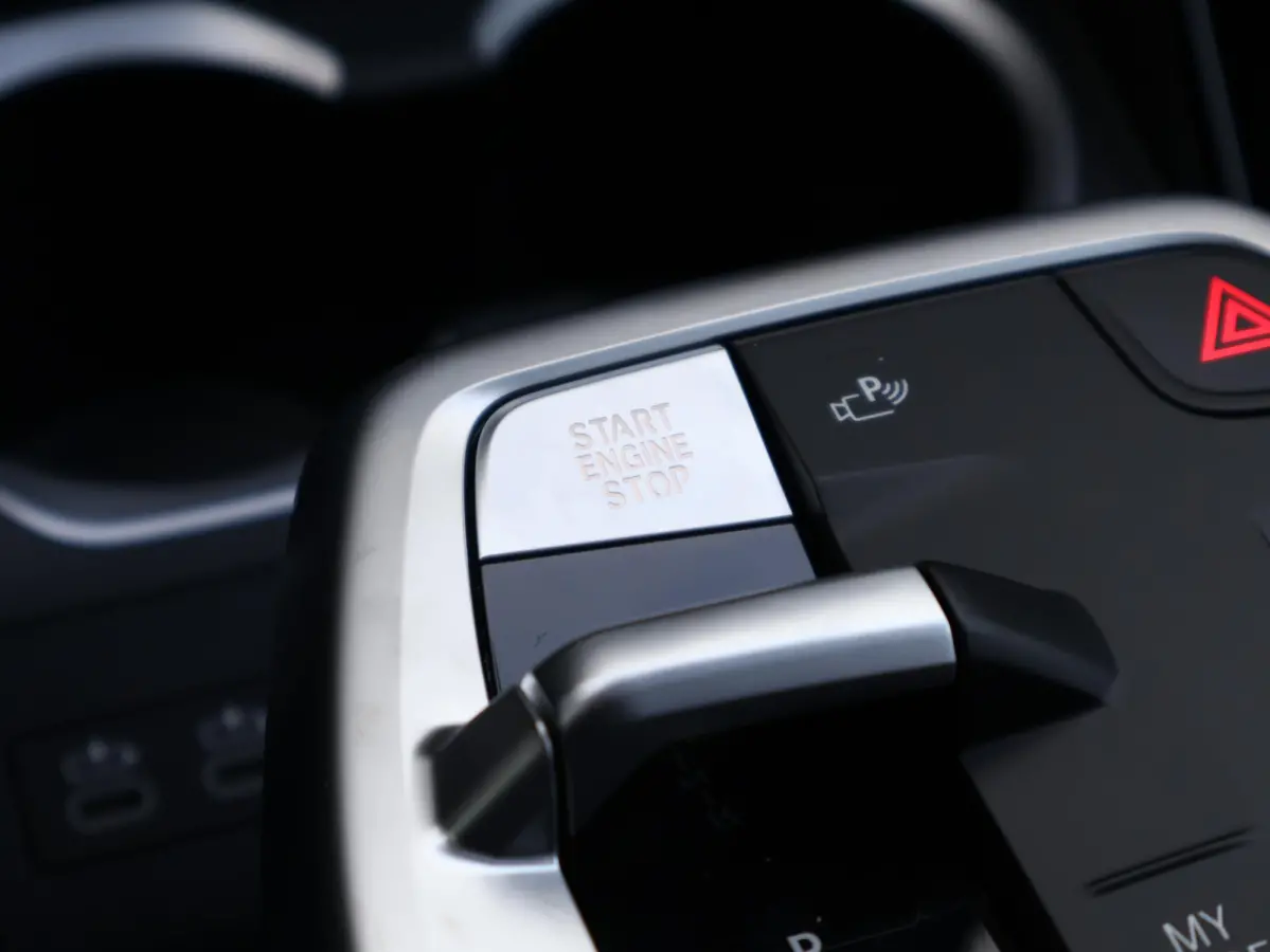 xDrive25e | SoH 100% | M Sportpakket Pro | Stuurwielrand verwarmd | Comfort Access | Trekhaak | Panoramadak | Stoelverwarming | Driving Assistant Plus | Head-Up