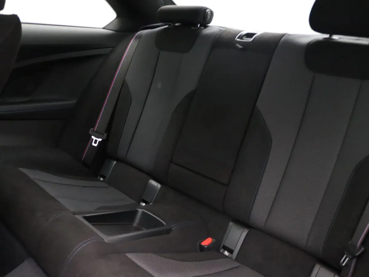 220i High Executive | M Sportpakket Pro | Innovation Pack | Premium Pack | Stuurwielrand Verwarmd | Comfort Access | Schuifdak | Elektrisch Verstelbare Sportstoelen | Active Cruise Control |