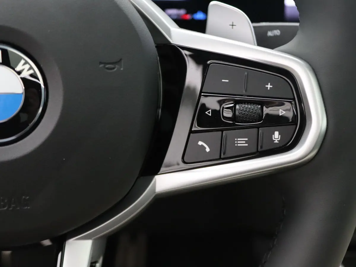 220i High Executive | M Sportpakket Pro | Innovation Pack | Premium Pack | Stuurwielrand Verwarmd | Comfort Access | Schuifdak | Elektrisch Verstelbare Sportstoelen | Active Cruise Control |