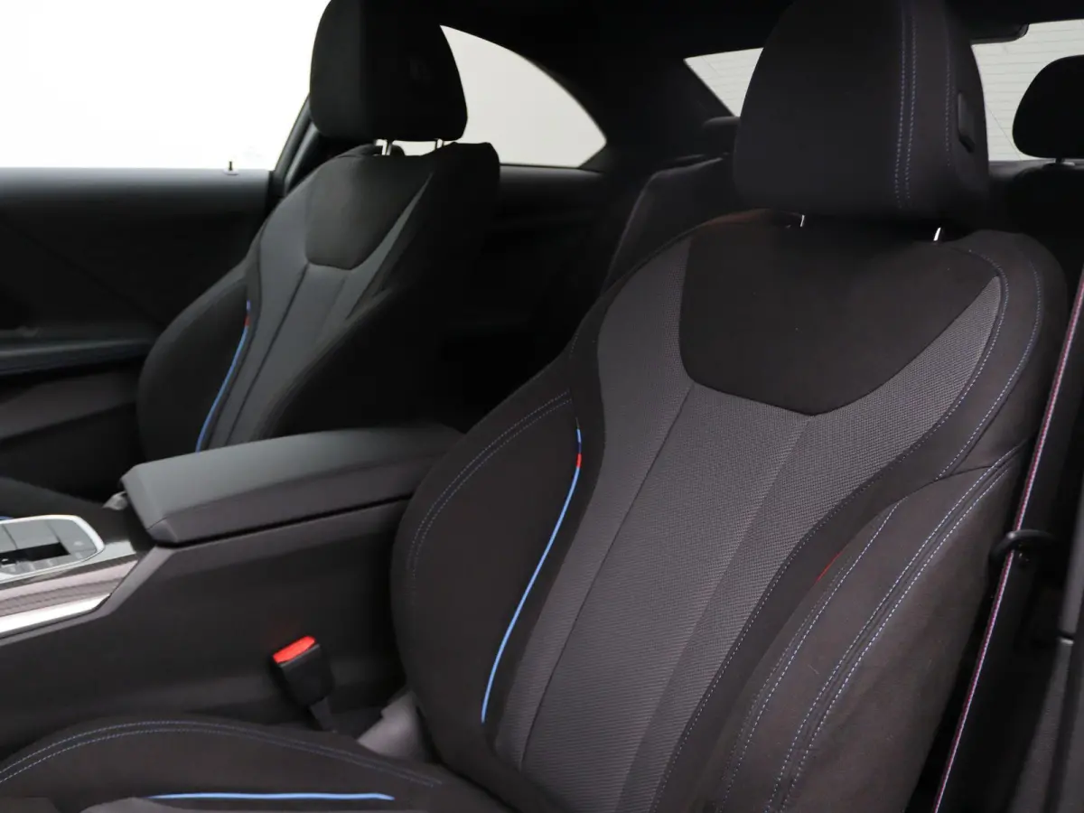 220i High Executive | M Sportpakket Pro | Innovation Pack | Premium Pack | Stuurwielrand Verwarmd | Comfort Access | Schuifdak | Elektrisch Verstelbare Sportstoelen | Active Cruise Control |