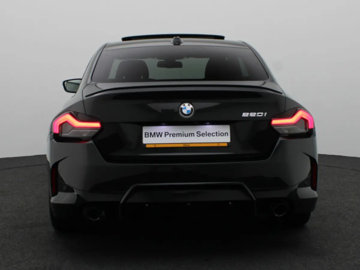 220i High Executive | M Sportpakket Pro | Innovation Pack | Premium Pack | Stuurwielrand Verwarmd | Comfort Access | Schuifdak | Elektrisch Verstelbare Sportstoelen | Active Cruise Control |