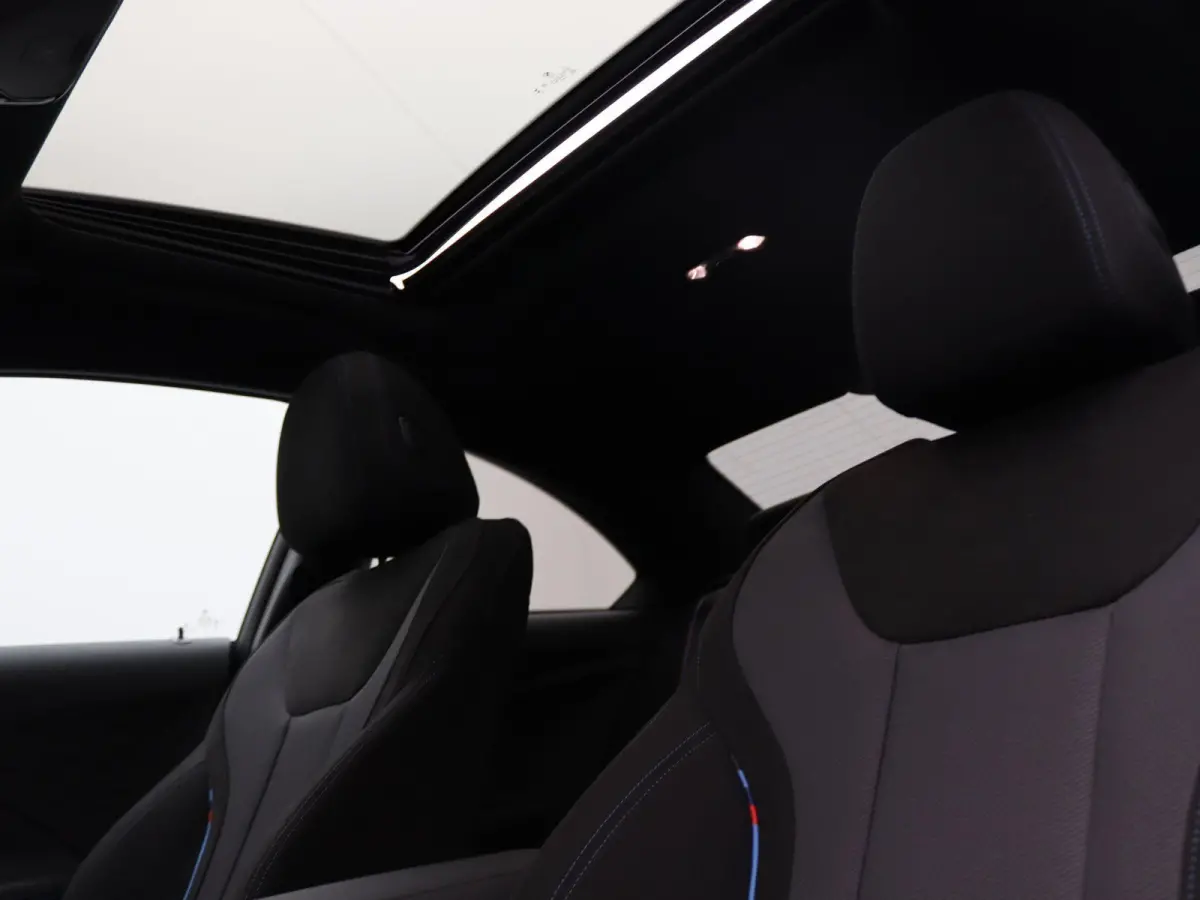 220i High Executive | M Sportpakket Pro | Innovation Pack | Premium Pack | Stuurwielrand Verwarmd | Comfort Access | Schuifdak | Elektrisch Verstelbare Sportstoelen | Active Cruise Control |