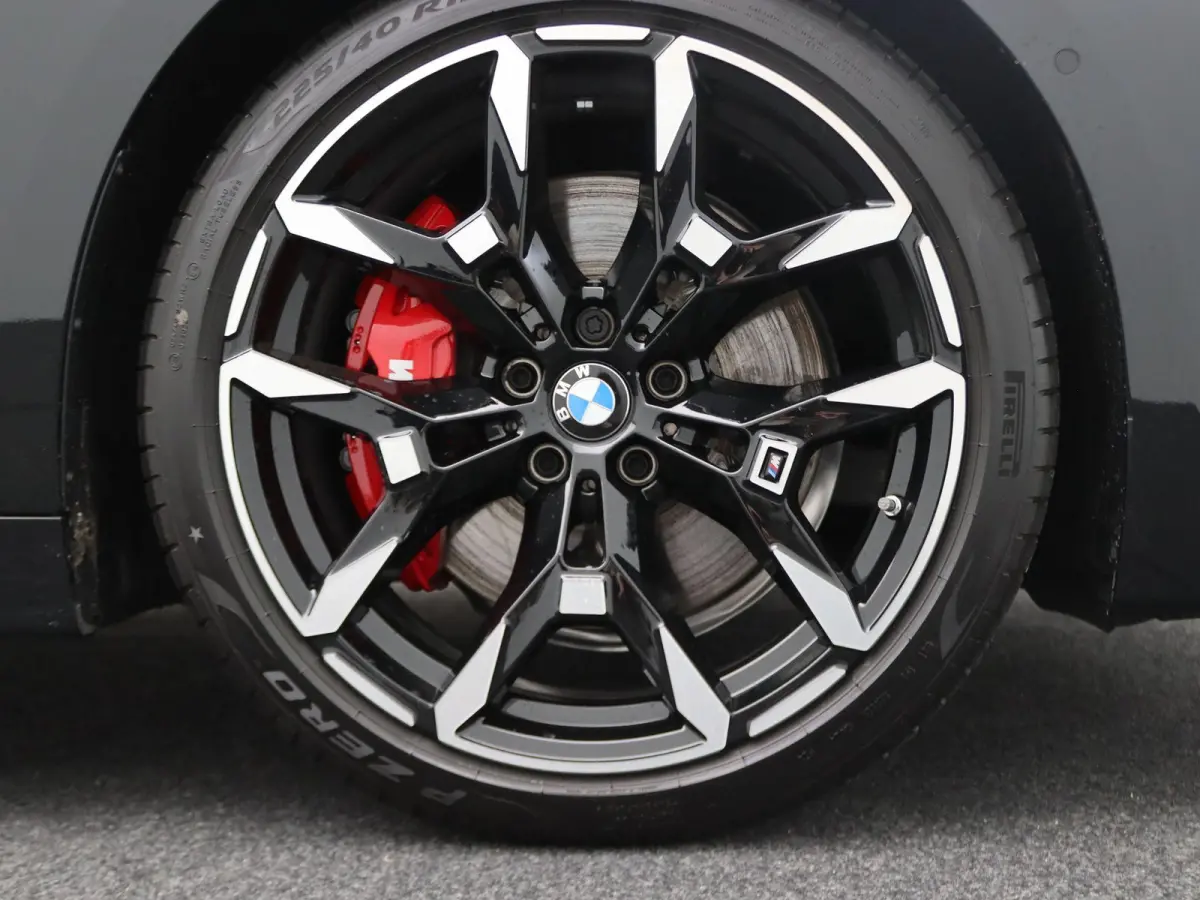 220i High Executive | M Sportpakket Pro | Innovation Pack | Premium Pack | Stuurwielrand Verwarmd | Comfort Access | Schuifdak | Elektrisch Verstelbare Sportstoelen | Active Cruise Control |