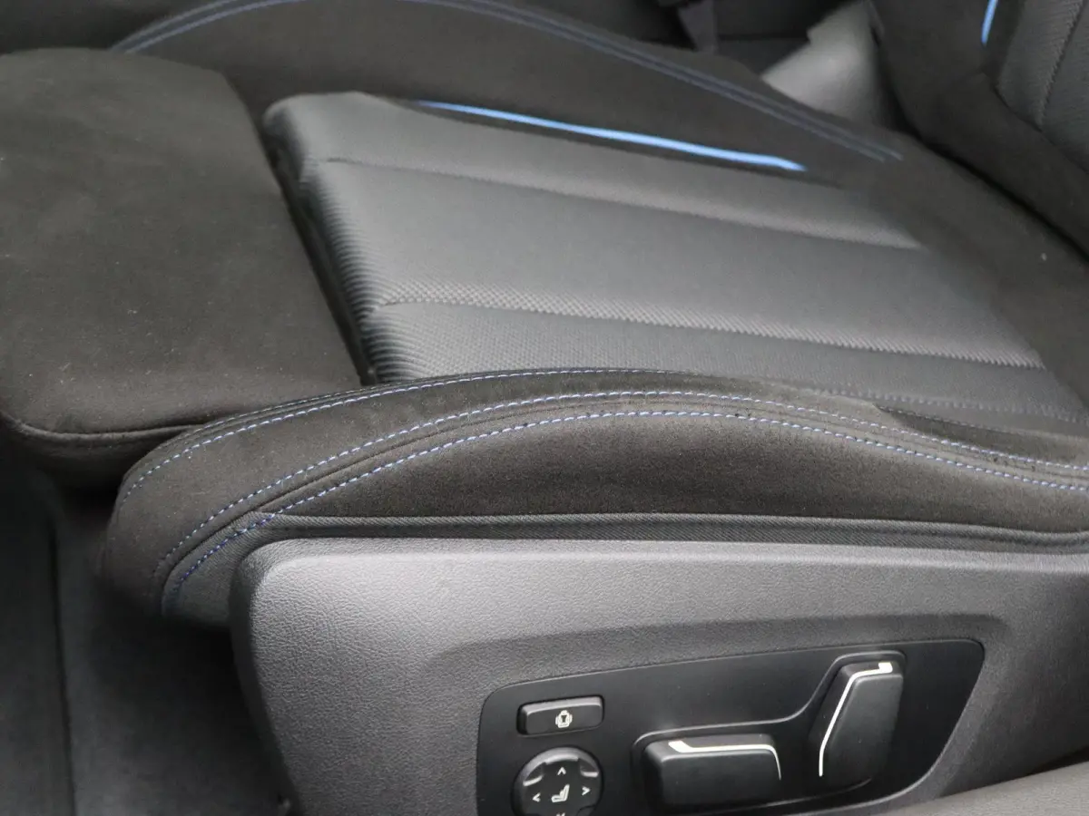 220i High Executive | M Sportpakket Pro | Innovation Pack | Premium Pack | Stuurwielrand Verwarmd | Comfort Access | Schuifdak | Elektrisch Verstelbare Sportstoelen | Active Cruise Control |