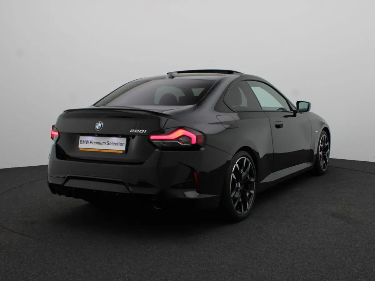 220i High Executive | M Sportpakket Pro | Innovation Pack | Premium Pack | Stuurwielrand Verwarmd | Comfort Access | Schuifdak | Elektrisch Verstelbare Sportstoelen | Active Cruise Control |