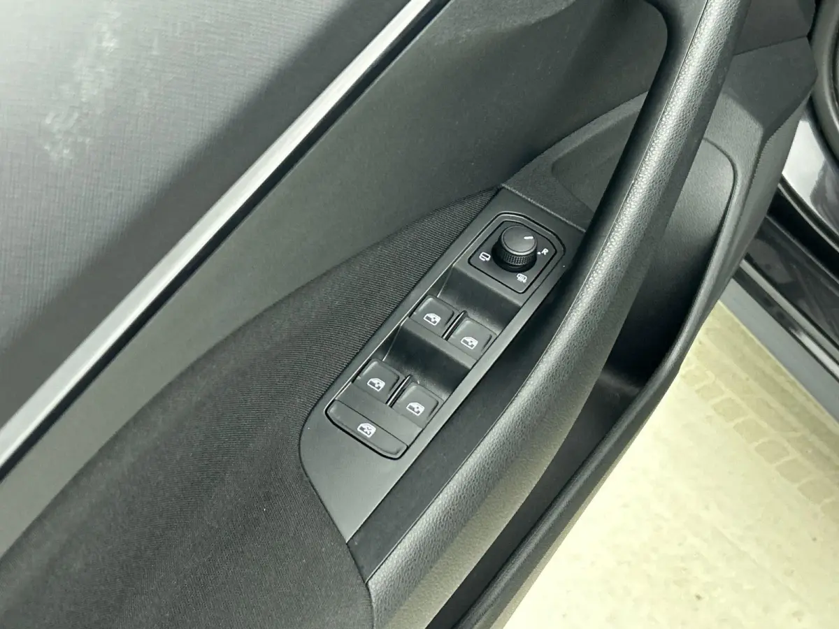 1.0 TSI Business Edition DSG Navigatie Climate control Cruise control LED Keyless Achteruitrijcamera Parkeersensoren Apple Carplay/ Android Auto Radio
