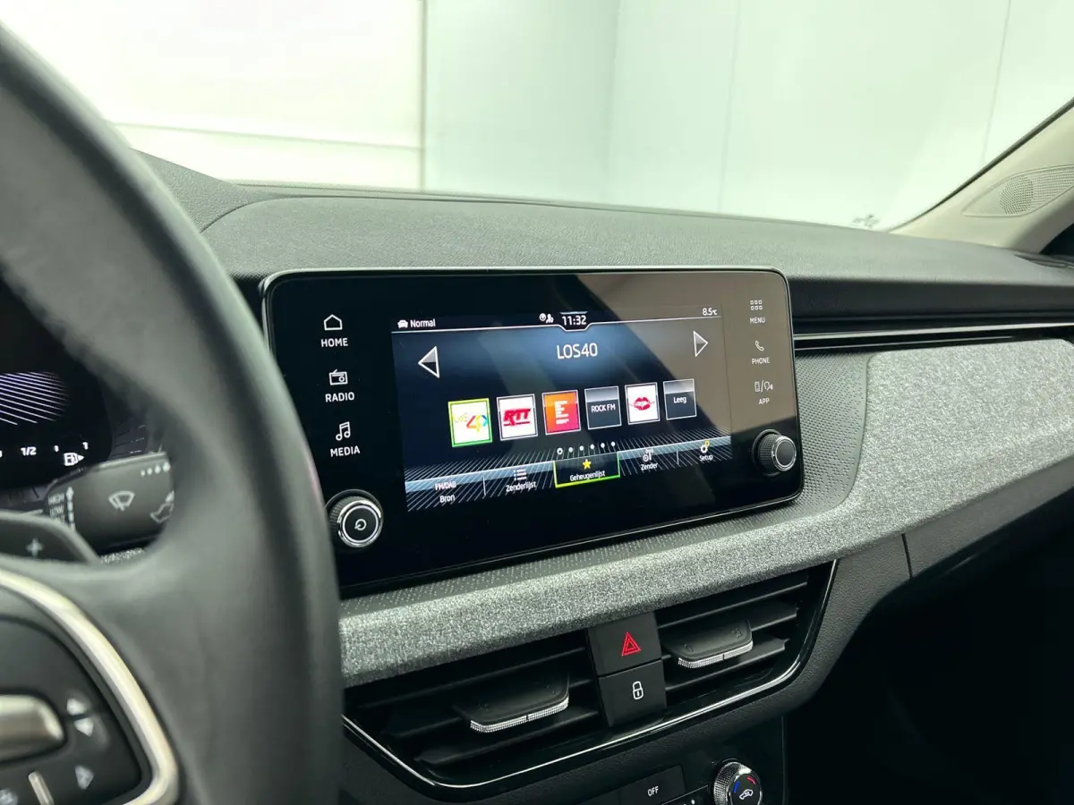 1.0 TSI Business Edition DSG Navigatie Climate control Cruise control LED Keyless Achteruitrijcamera Parkeersensoren Apple Carplay/ Android Auto Radio