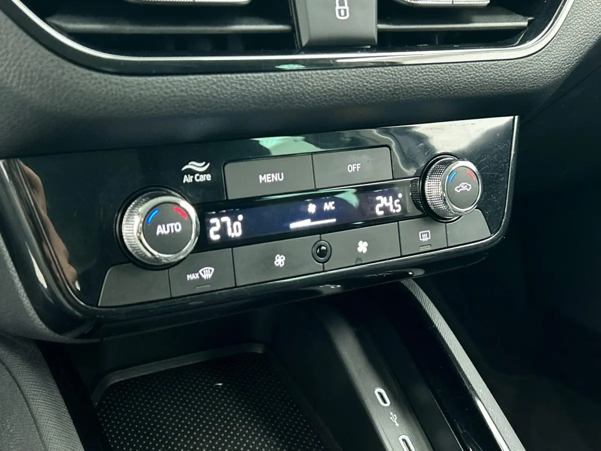 1.0 TSI Business Edition DSG Navigatie Climate control Cruise control LED Keyless Achteruitrijcamera Parkeersensoren Apple Carplay/ Android Auto Radio