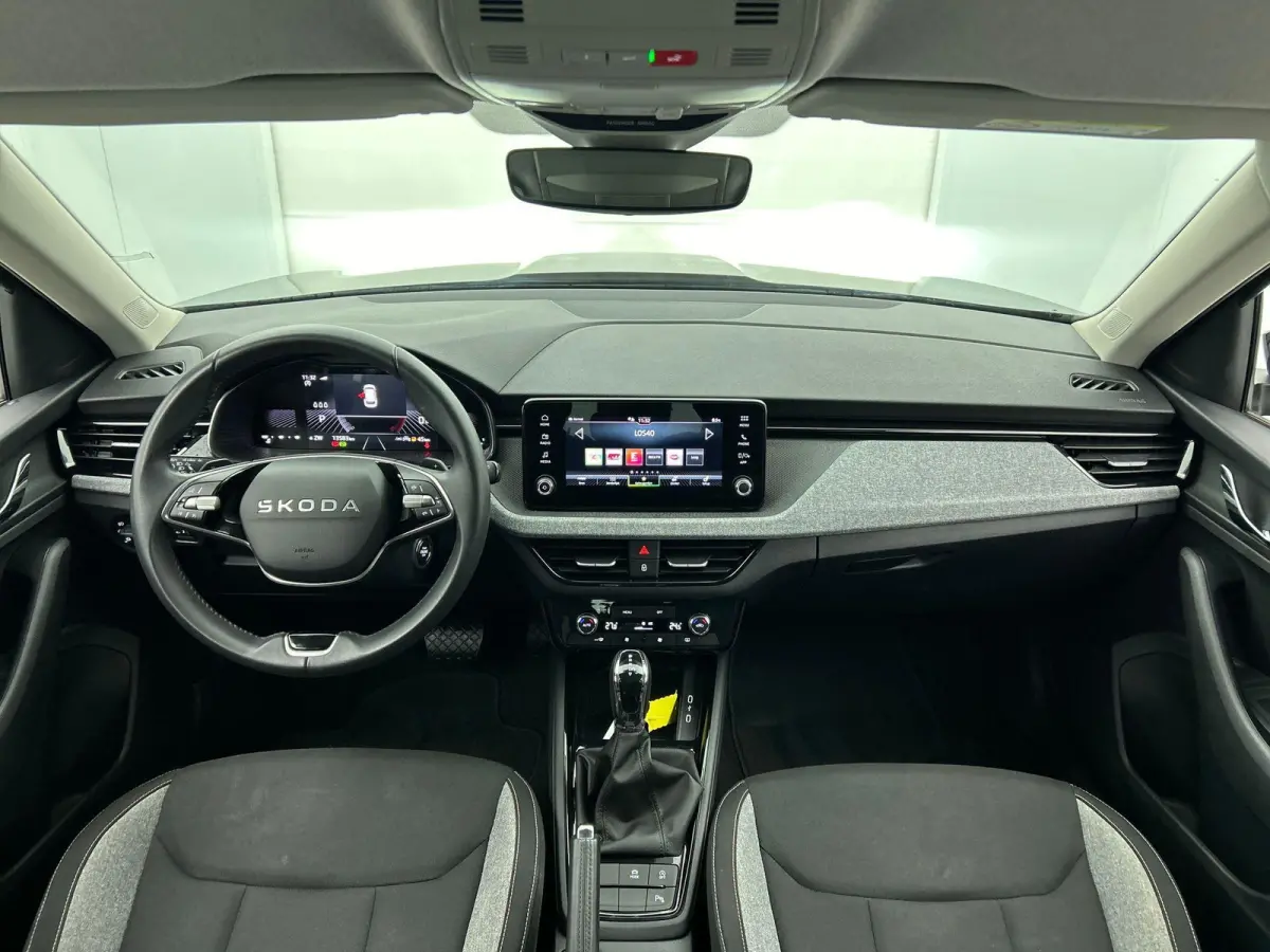 1.0 TSI Business Edition DSG Navigatie Climate control Cruise control LED Keyless Achteruitrijcamera Parkeersensoren Apple Carplay/ Android Auto Radio