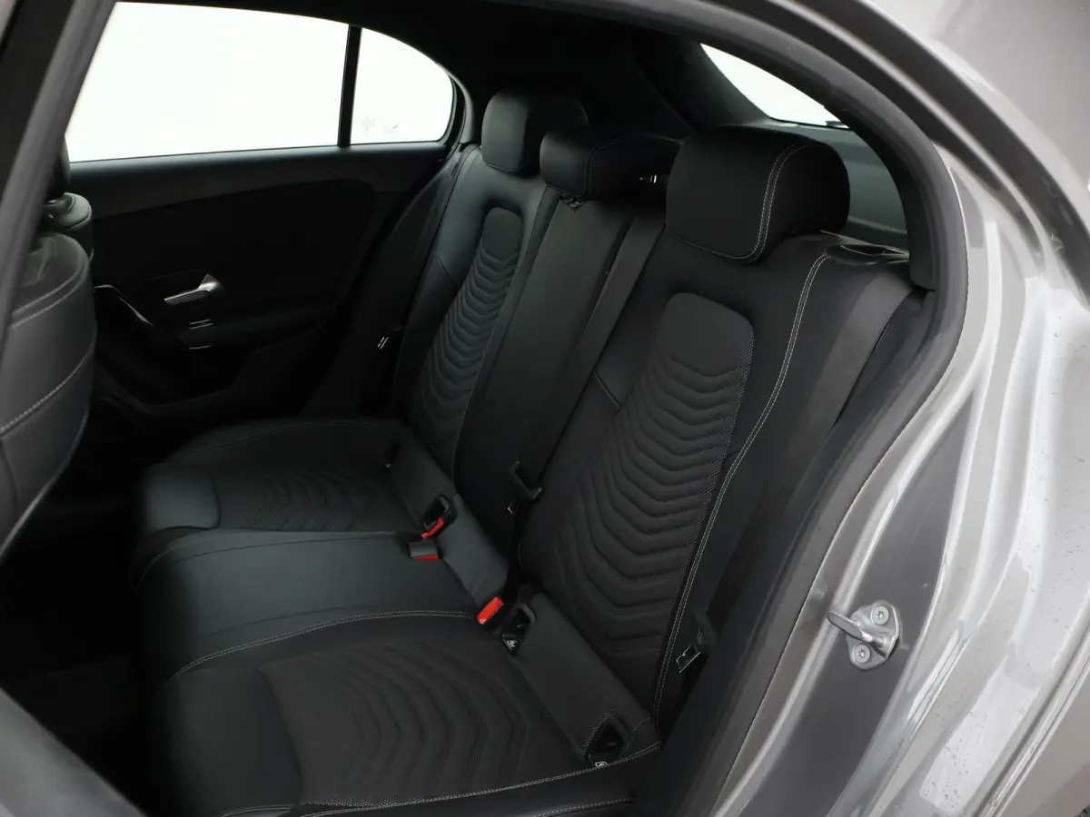 180D AUT. NIEUW MODEL + WIDESCREEN MBUX | CAMERA | 18" AMG | STOELVERW. | LED | DAB