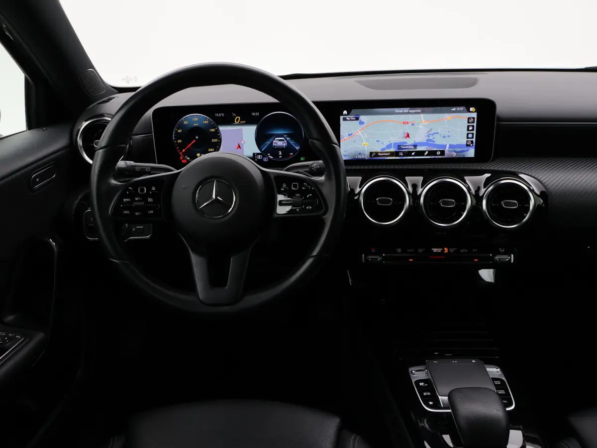180D AUT. NIEUW MODEL + WIDESCREEN MBUX | CAMERA | 18" AMG | STOELVERW. | LED | DAB