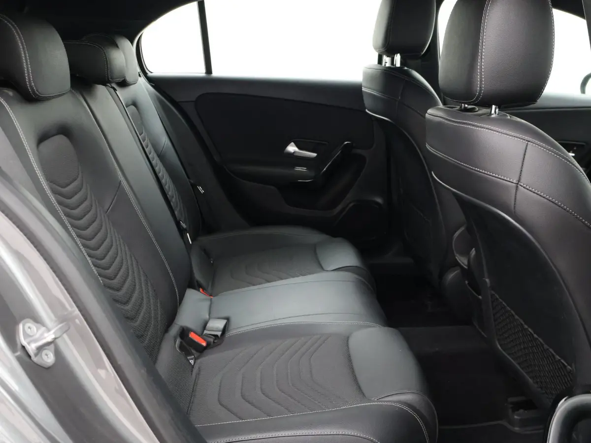 180D AUT. NIEUW MODEL + WIDESCREEN MBUX | CAMERA | 18" AMG | STOELVERW. | LED | DAB