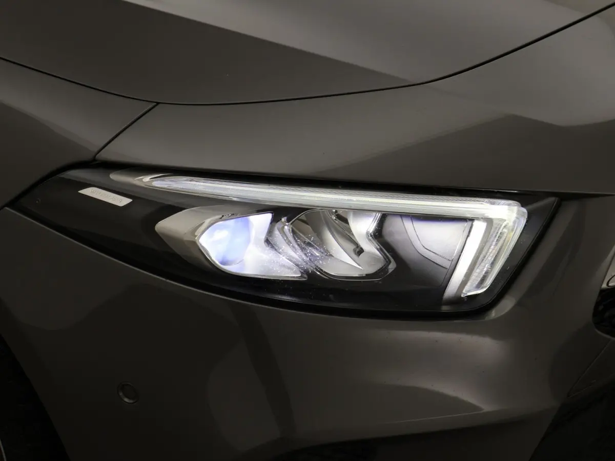 180D AUT. NIEUW MODEL + WIDESCREEN MBUX | CAMERA | 18" AMG | STOELVERW. | LED | DAB