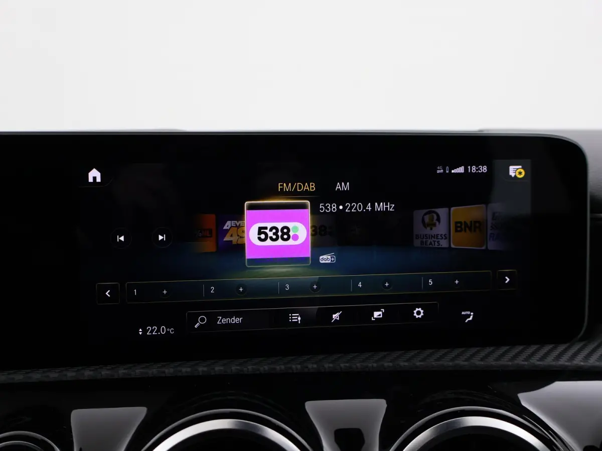180D AUT. NIEUW MODEL + WIDESCREEN MBUX | CAMERA | 18" AMG | STOELVERW. | LED | DAB