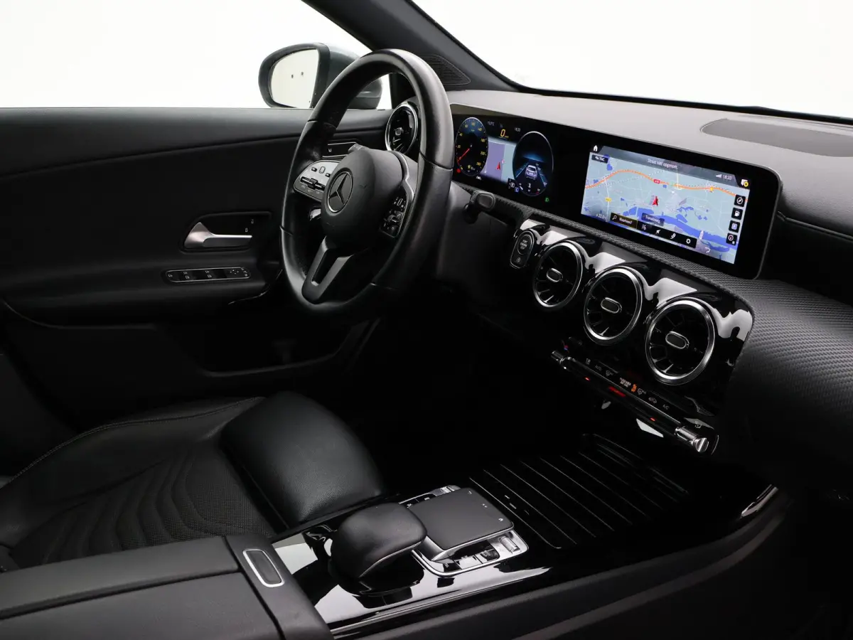 180D AUT. NIEUW MODEL + WIDESCREEN MBUX | CAMERA | 18" AMG | STOELVERW. | LED | DAB