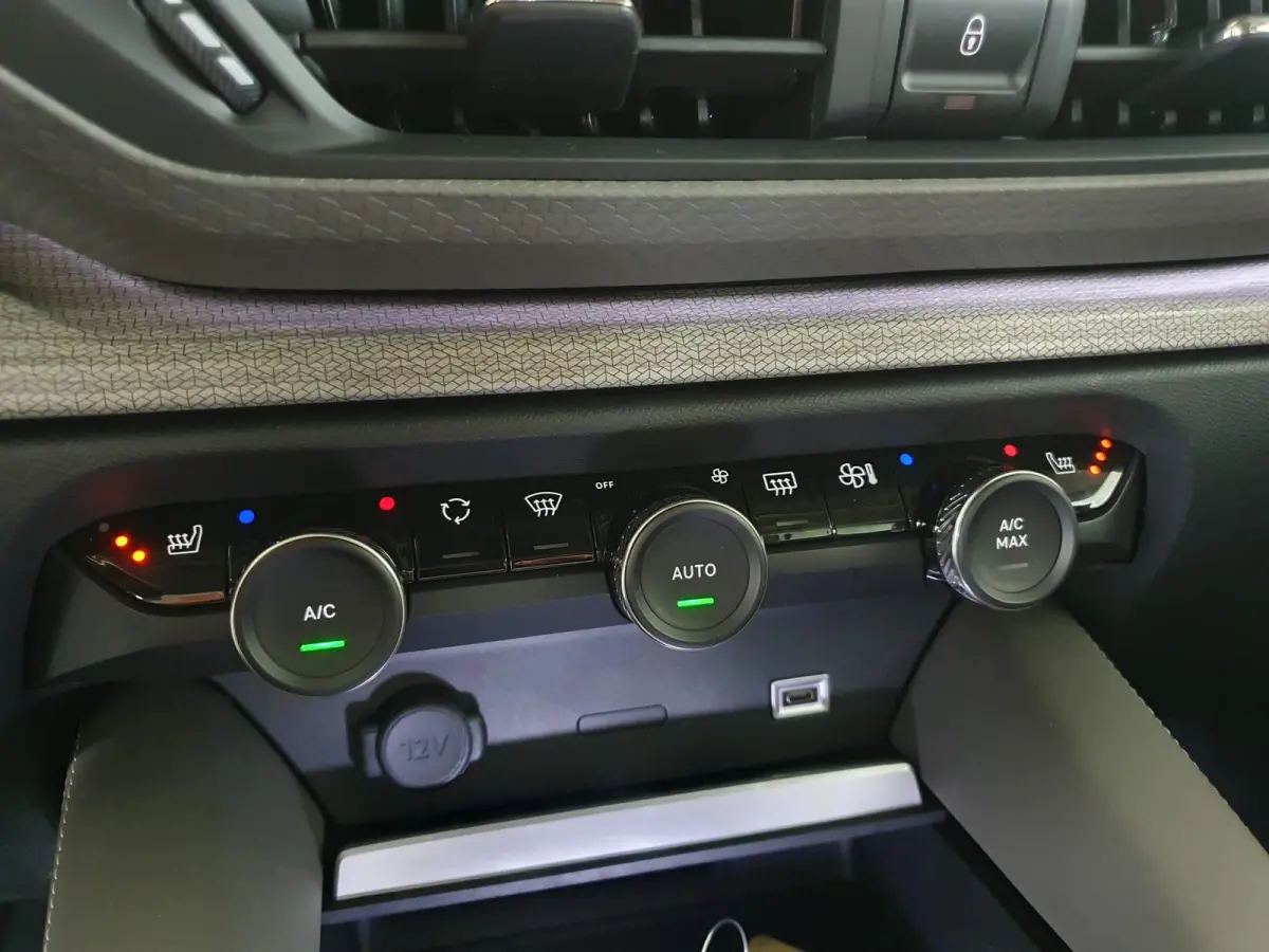 Business Plus Comfort | Automaat | Climate Control | Lederen Stoelen Elek. Verstelbaar + Massage & Verwarming | Voorruit Verwarmd | Full Map Navigatie | Apple Carplay / Android Auto | 360 Ca