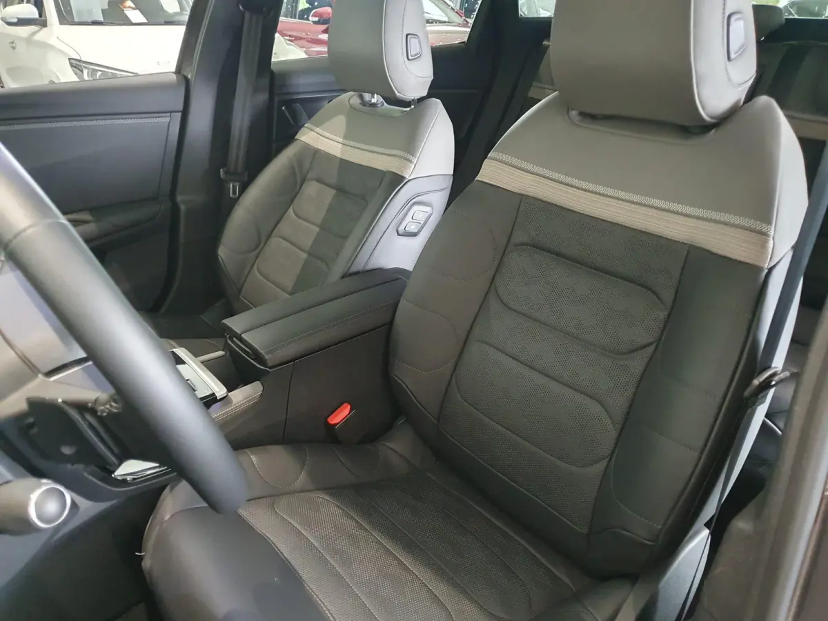 Business Plus Comfort | Automaat | Climate Control | Lederen Stoelen Elek. Verstelbaar + Massage & Verwarming | Voorruit Verwarmd | Full Map Navigatie | Apple Carplay / Android Auto | 360 Ca