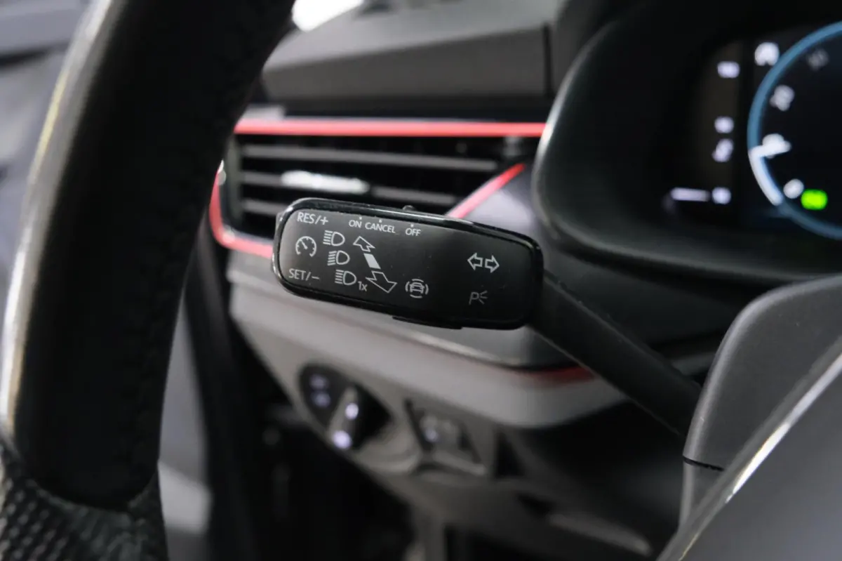 1.0 TSI Sport Business Automaat - N.A.P. Airco, Cruise, Navi, PDC.
