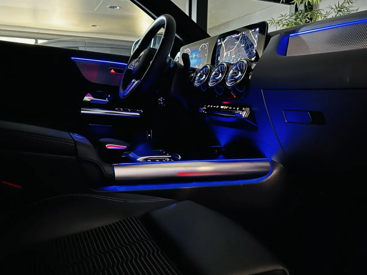 250 Luxury 67kWh // SoH 97% // Camera // Dode Hoek Ass. // D. Glas // Elektrische Achterklep // Sfeerverlichting // Widescreen // Cruise