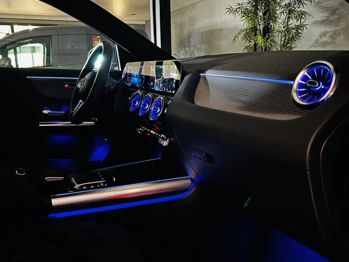 250 Luxury 67kWh // SoH 97% // Camera // Dode Hoek Ass. // D. Glas // Elektrische Achterklep // Sfeerverlichting // Widescreen // Cruise