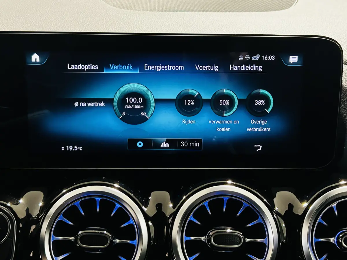 250 Luxury 67kWh // SoH 97% // Camera // Dode Hoek Ass. // D. Glas // Elektrische Achterklep // Sfeerverlichting // Widescreen // Cruise