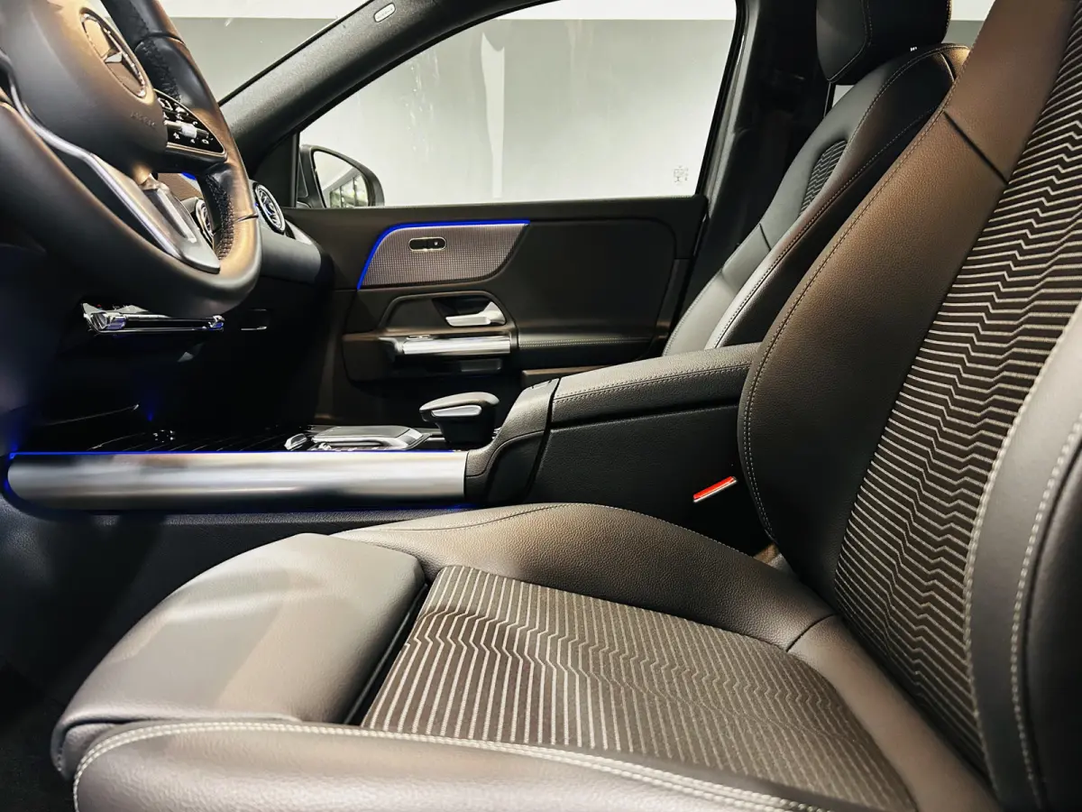 250 Luxury 67kWh // SoH 97% // Camera // Dode Hoek Ass. // D. Glas // Elektrische Achterklep // Sfeerverlichting // Widescreen // Cruise