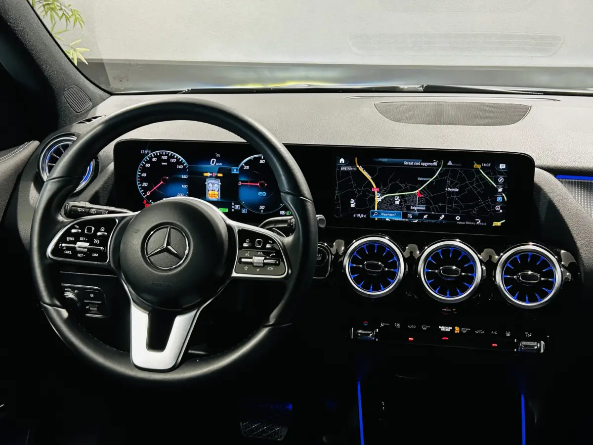 250 Luxury 67kWh // SoH 97% // Camera // Dode Hoek Ass. // D. Glas // Elektrische Achterklep // Sfeerverlichting // Widescreen // Cruise