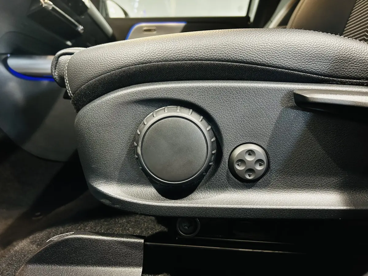 250 Luxury 67kWh // SoH 97% // Camera // Dode Hoek Ass. // D. Glas // Elektrische Achterklep // Sfeerverlichting // Widescreen // Cruise