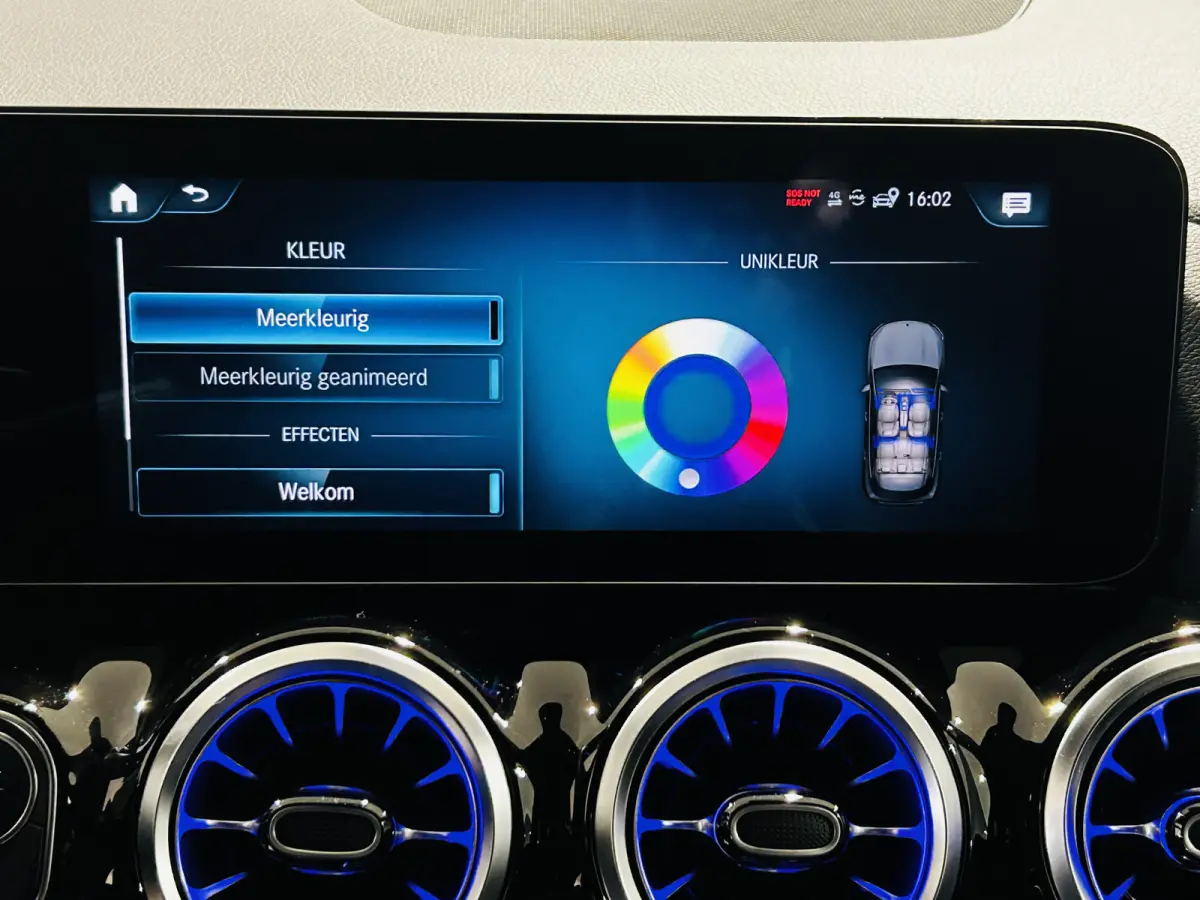 250 Luxury 67kWh // SoH 97% // Camera // Dode Hoek Ass. // D. Glas // Elektrische Achterklep // Sfeerverlichting // Widescreen // Cruise