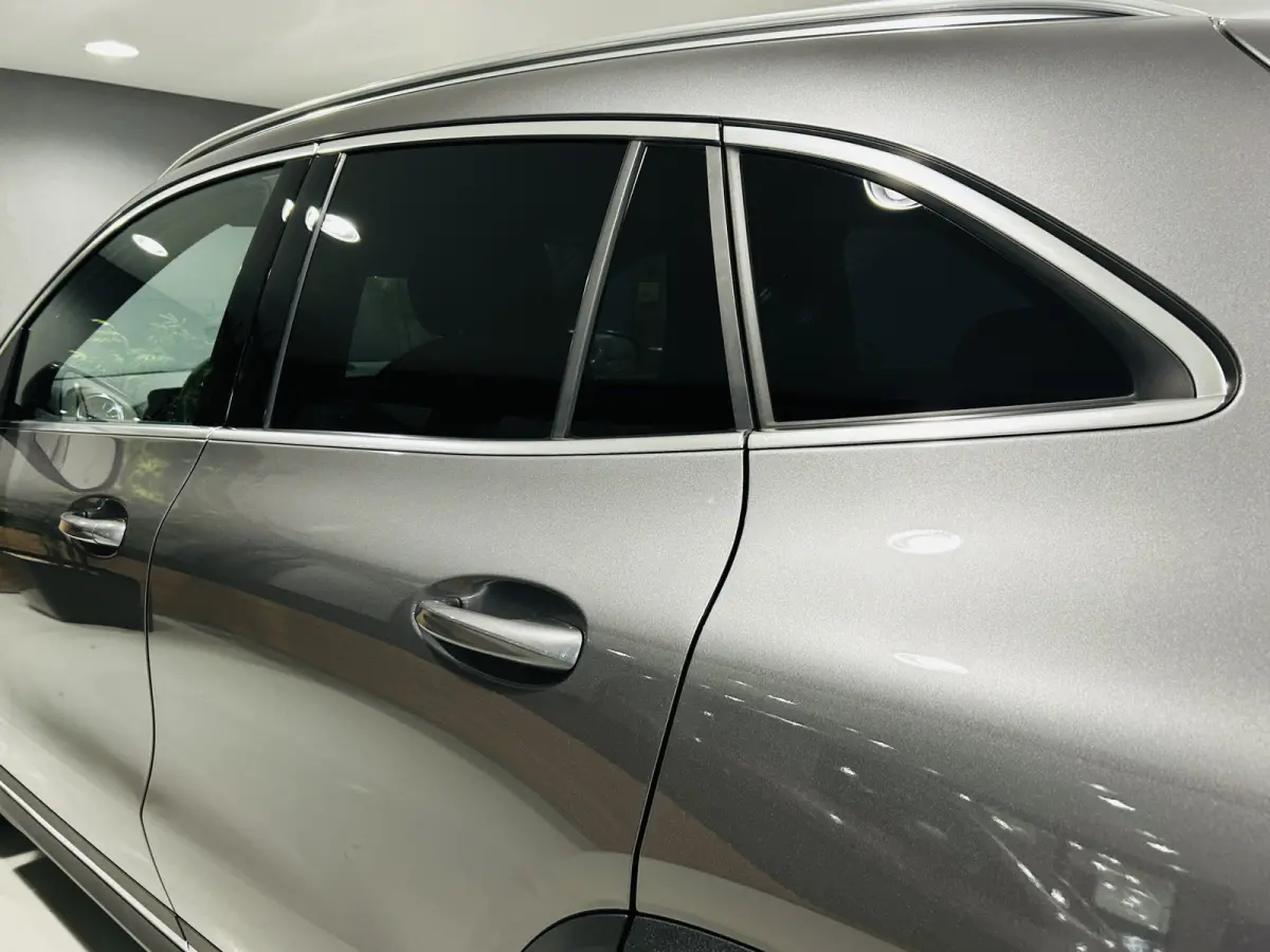 250 Luxury 67kWh // SoH 97% // Camera // Dode Hoek Ass. // D. Glas // Elektrische Achterklep // Sfeerverlichting // Widescreen // Cruise
