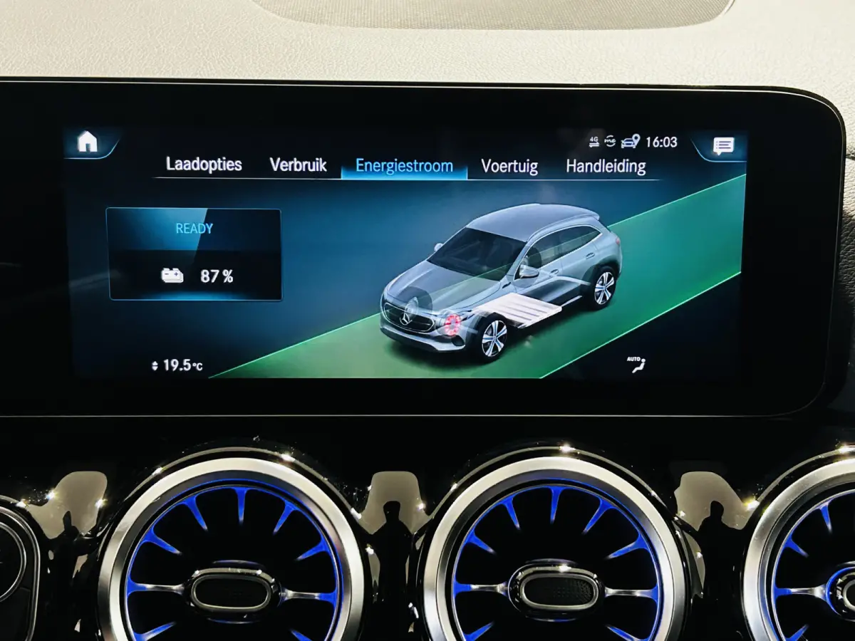 250 Luxury 67kWh // SoH 97% // Camera // Dode Hoek Ass. // D. Glas // Elektrische Achterklep // Sfeerverlichting // Widescreen // Cruise