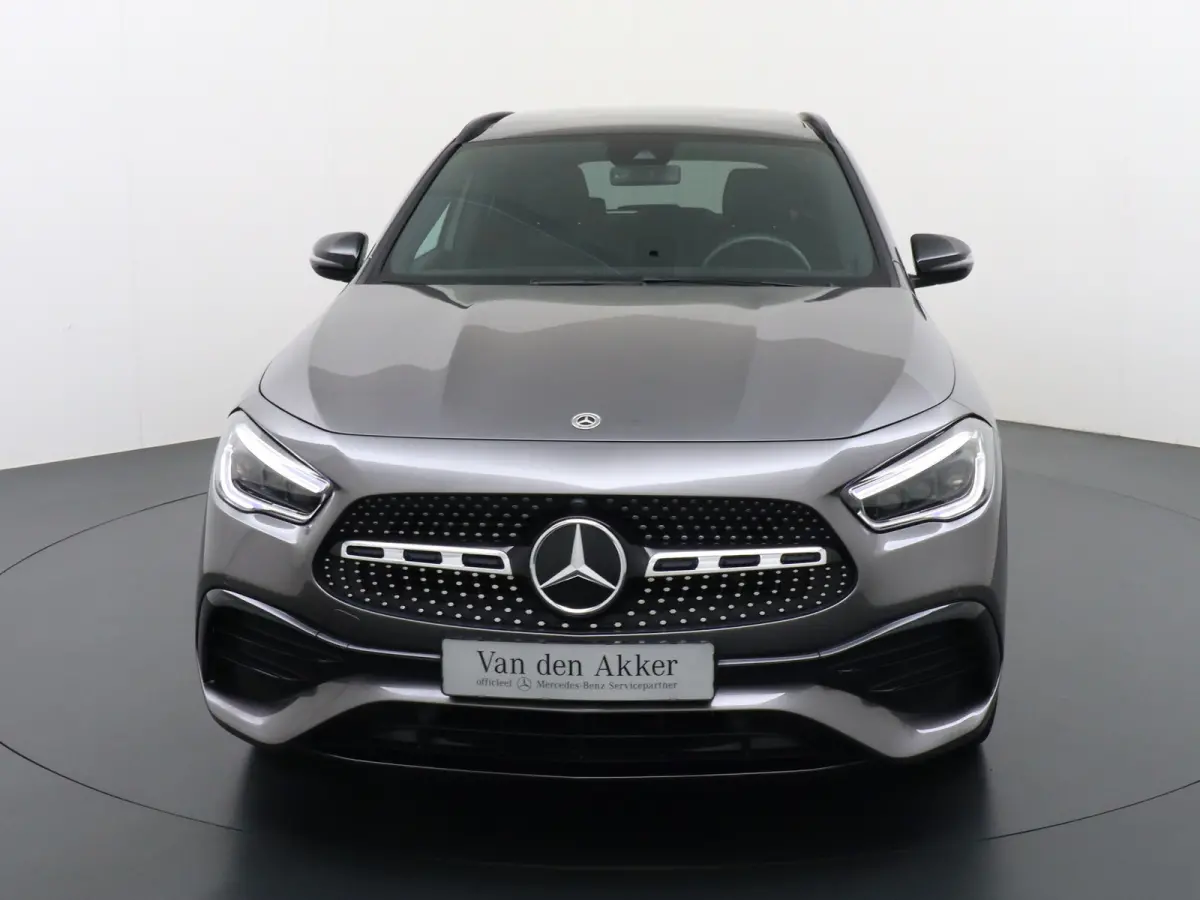 250 e AMG // SoH 99,5% // Panoramadak // 20" AMG Velgen // Nightpakket // Sfeerverlichting // Camera