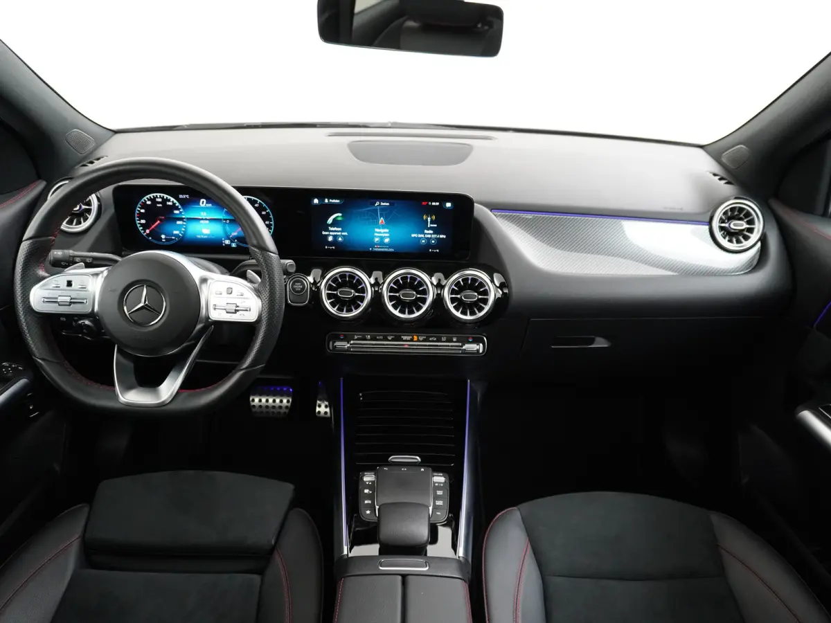 250 e AMG // SoH 99,5% // Panoramadak // 20" AMG Velgen // Nightpakket // Sfeerverlichting // Camera