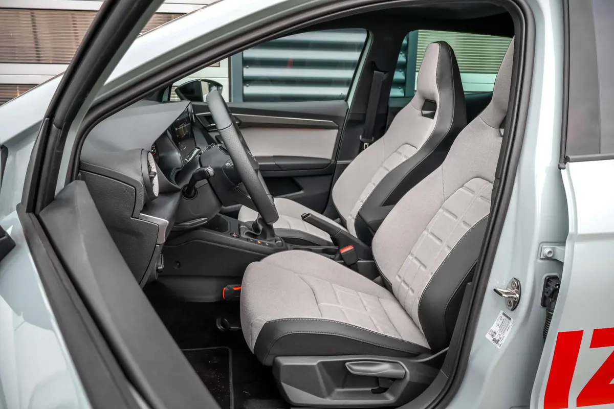 1.0 EcoTSI 95pk FR Business Connect | Panoramadak | 18" Velgen | Navigatie