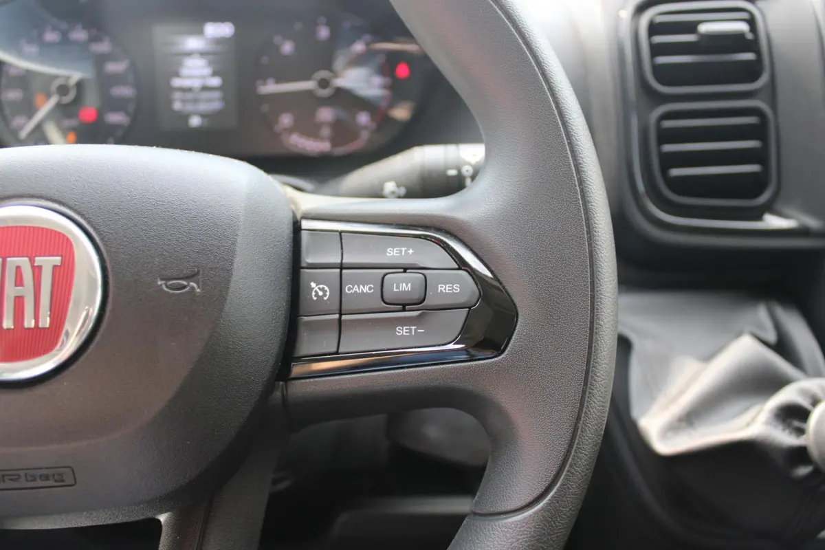 33 2.2 MultiJet 140PK L3H2 | NIEUWE BUS! BPM VRIJ! | ACHTERUITRIJ CAMERA | APPLE CARPLAY/ANDROID AUTO | 3-ZITS | CRUISE CONTROL | CLIMATE CONTROL | DAB+ RADIO | DIGITALE COCKPIT |